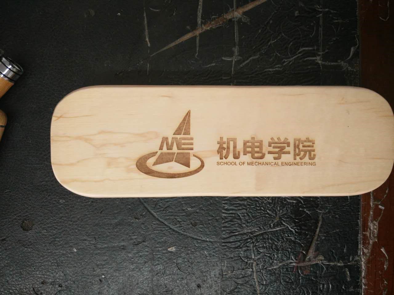 engraved-logo-on-the-wood-2